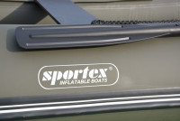  Detailný pohľad na celú sadu ktorú vám ponúkame a to je čln Sportex a záchranná vesta v pevnom a plávajúcom prevedení