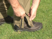  Pevn zipsy na spodnej asti nohavc sa jednoducho rozopn a natiahnu na obuv a zase jednoducho zazipsuj