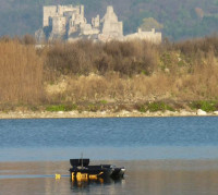 Sta nahodi udicou sondu sonaru a vetko na hodinkch pozera o sa pod sondou deje - napriklad nahodi smerom k potopenm stromom a pozrie sa o sa tam pod vodou nachdza